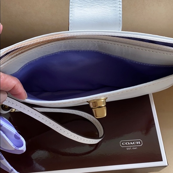 PREOWNED Coach white wristlet. - Picture 7 of 8